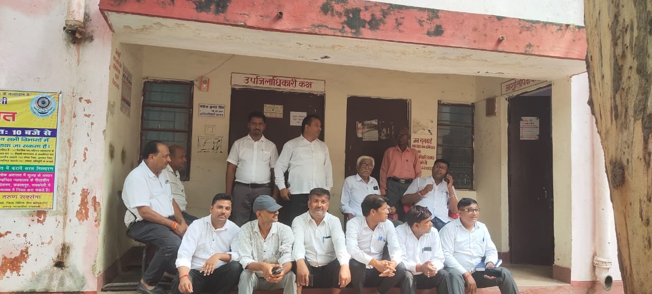 Raibareli-नायब तहसीलदार के खिलाफ धरने पर बैठे अधिवक्ता