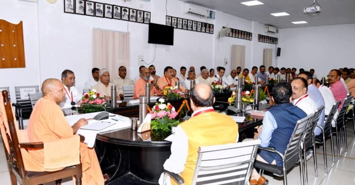 जनता से सरकारी योजनाओं का फीड बैक ले मुख्यमंत्री कार्यालय को कराएं उपलब्ध : सीएम योगी