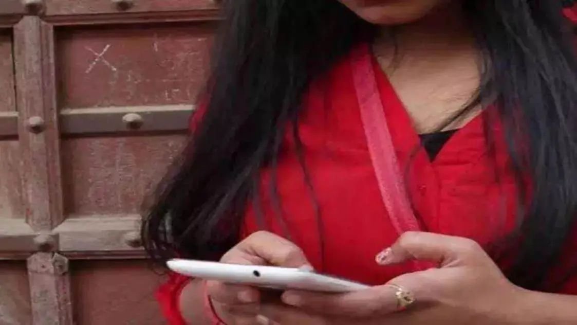 टॉयलेट में गूगल से आंसर देख रही थी! सेनेटरी पैड में मोबाइल छिपाकर केंद्र के अंदर पहुंची अभ्यर्थी