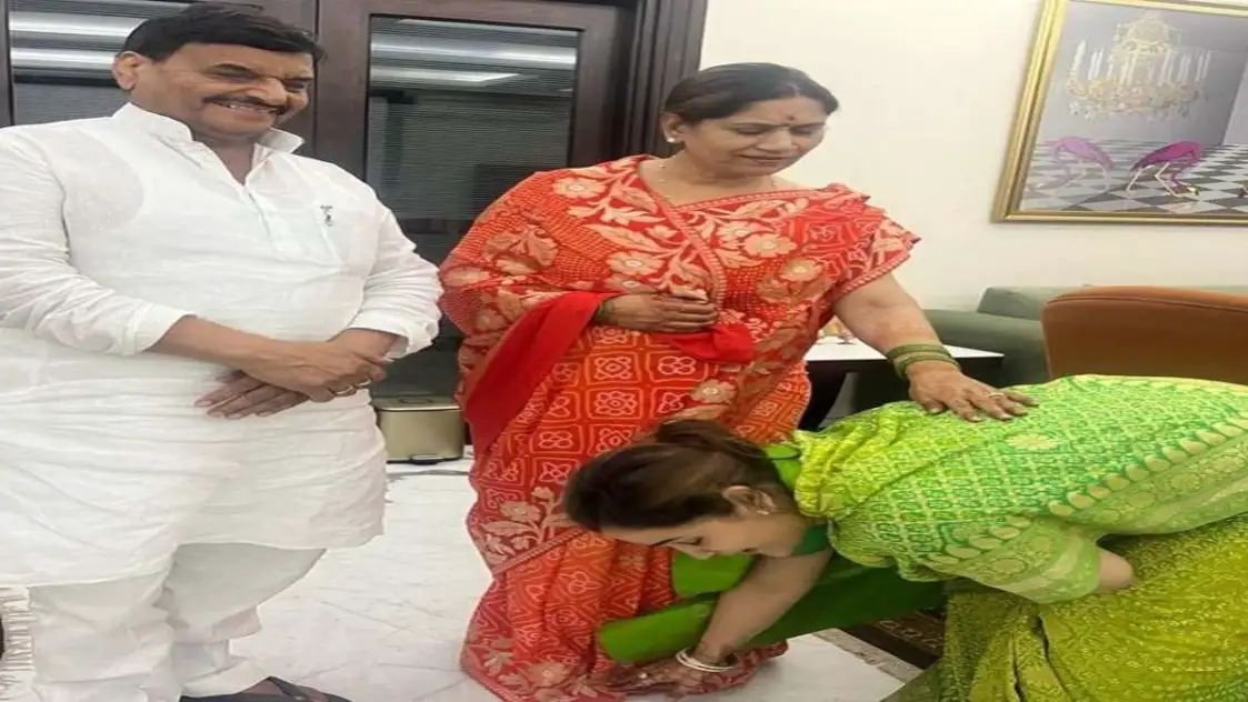 शिवपाल का आशीर्वाद लेकर भाजपा नेत्री अपर्णा यादव ने संभाला पदभार! बीजेपी ने राज्य महिला आयोग का उपाध्यक्ष किया है नियुक्त