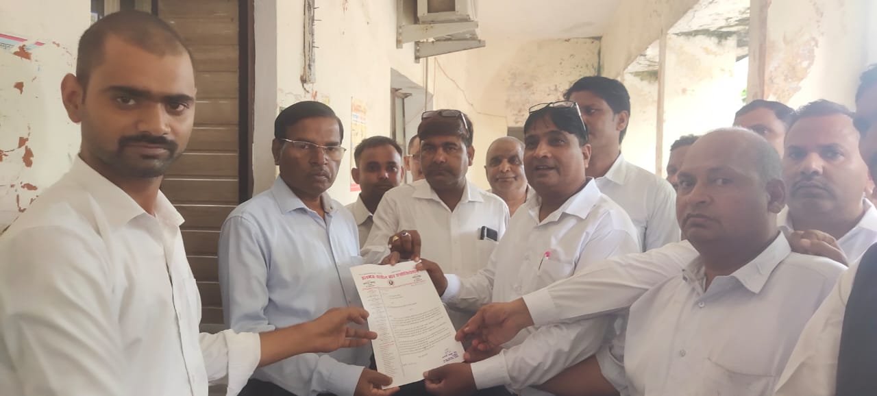 Raibareli-डलमऊ के अधिवक्ताओं ने तहसीलदार को सौंपा ज्ञापन
