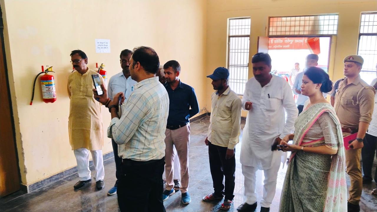 Raibareli-जिलाधिकारी ने किया वी0वी0 पैट वेयरहाउस का निरीक्षण