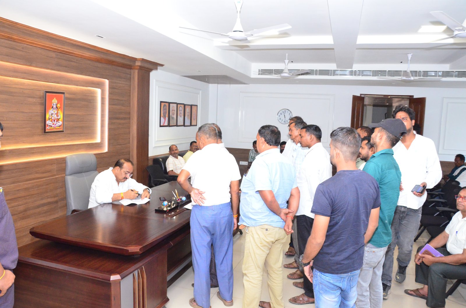 Raibareli-उद्यान मंत्री ने सुनीं लोगों की समस्याएं