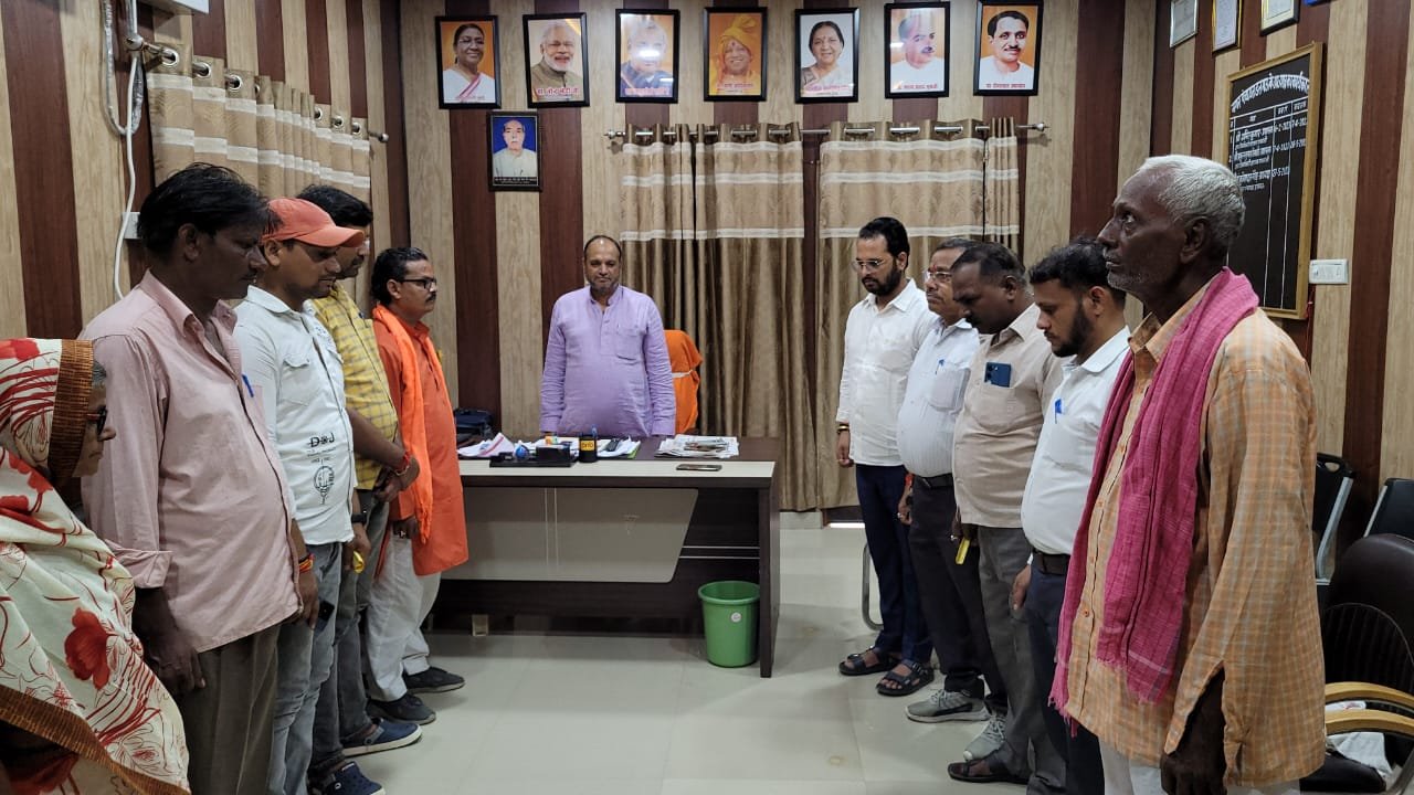 Raibareli-नगर पंचायत डलमऊ में शोक सभा का किया गया आयोजन