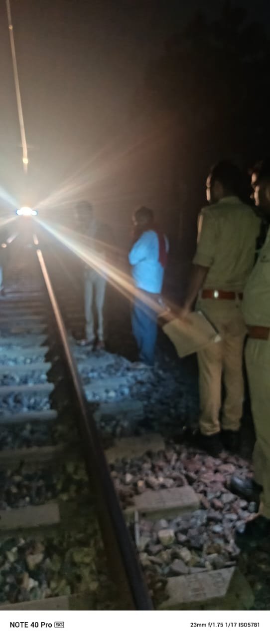रायबरेली-संदिग्ध अवस्था में युवक का रेलवे ट्रैक पर मिला शव ,हत्या की आशंका 