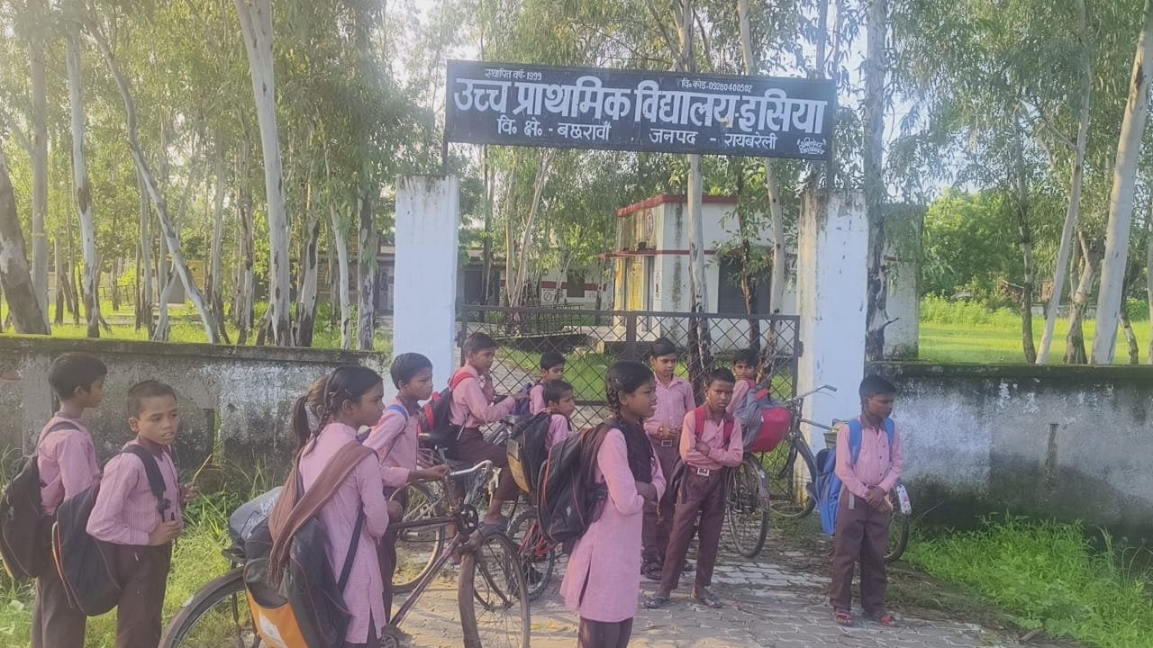 Raibareli-विद्यालय के गेट का ताला ना खुलने से बाहर खड़े रहे बच्चे , शिक्षक गायब