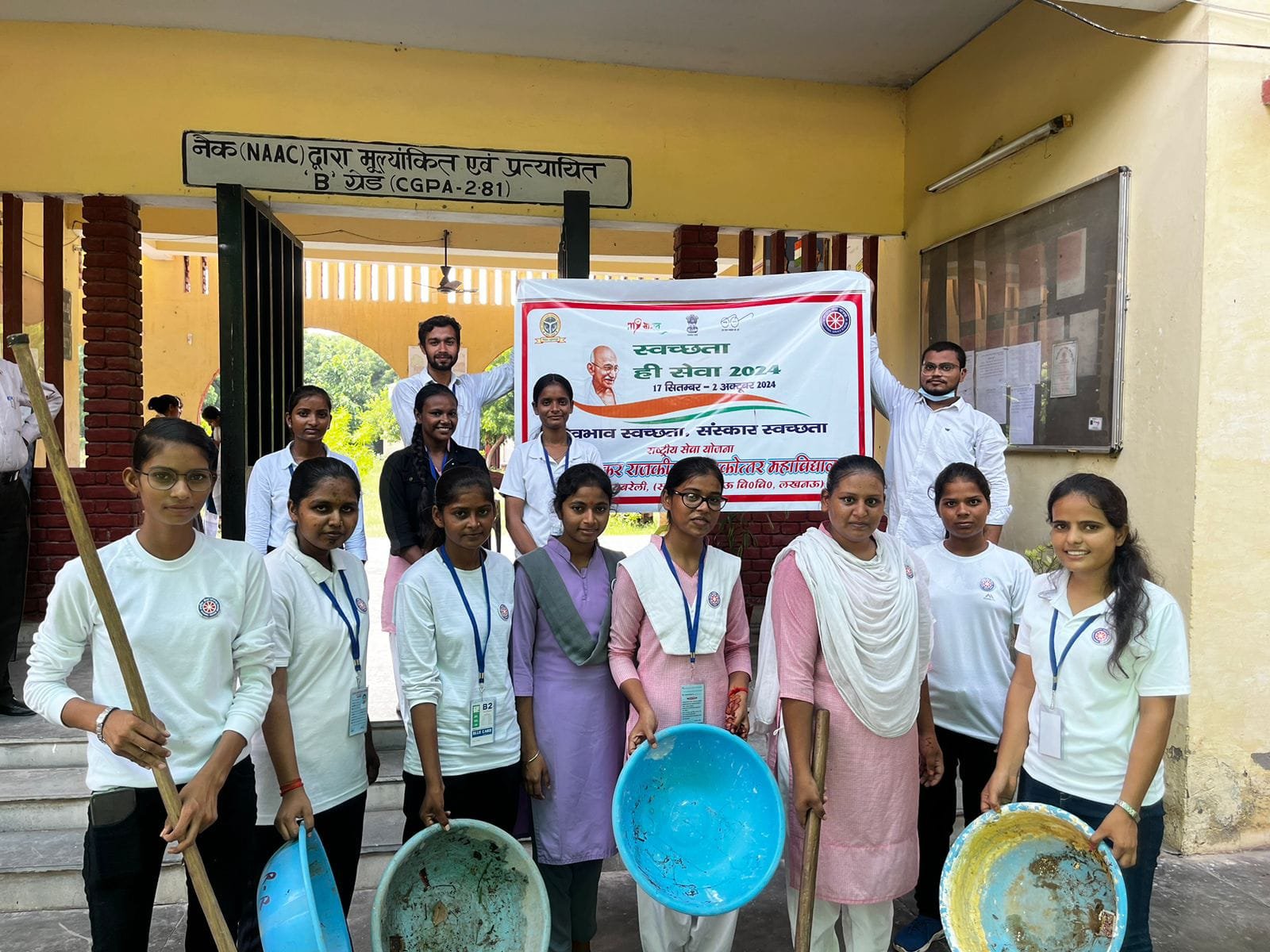 रायबरेली-स्नातक छात्रों ने उठाई झाडू , दिया स्वच्छता का संदेश 