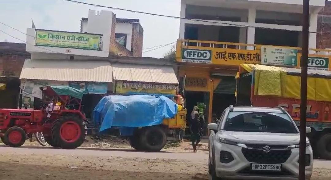 रायबरेली-किसान सुविधा केंद्र से ब्लैक की जा रही खाद , पड़ोसियों ने खोली पोल