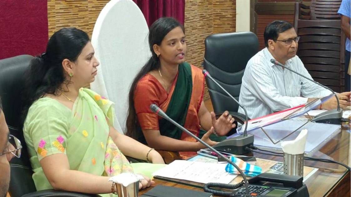 देवरिया में दो घंटे के लिए डीएम बनी छात्रा, कुर्सी संभालते ही जनता की सुनी फरियाद