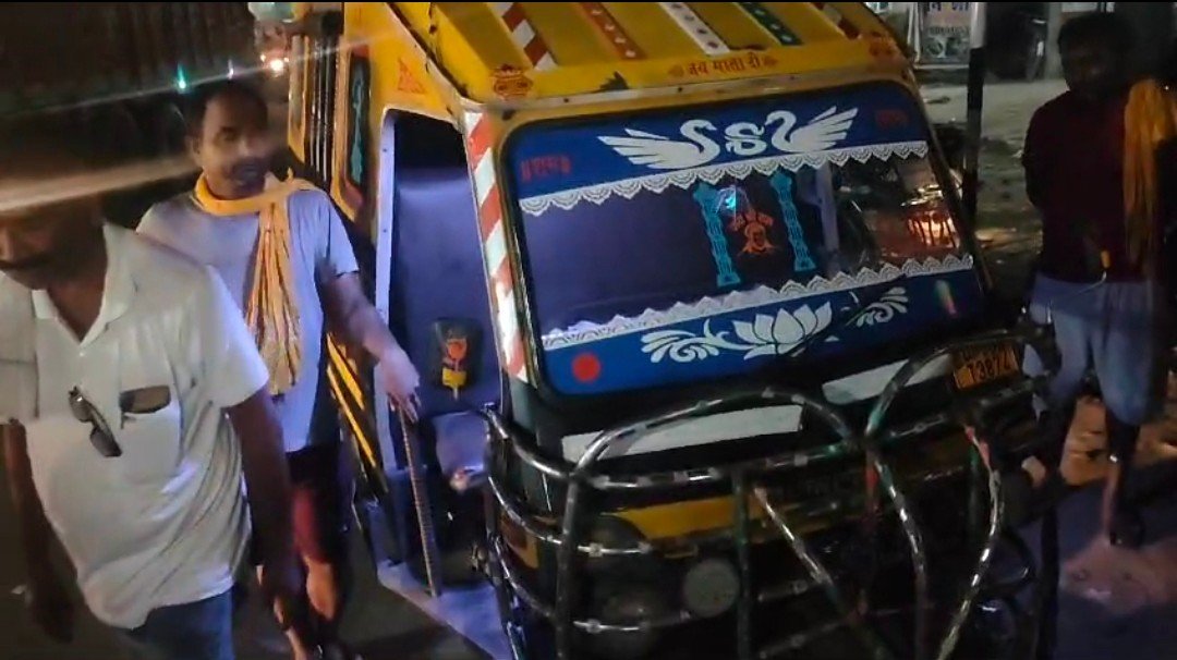 Raibareli-टैम्पो में चोरी करते दो चोर को रंगे हाथों ड्राइवर ने पकड़ा