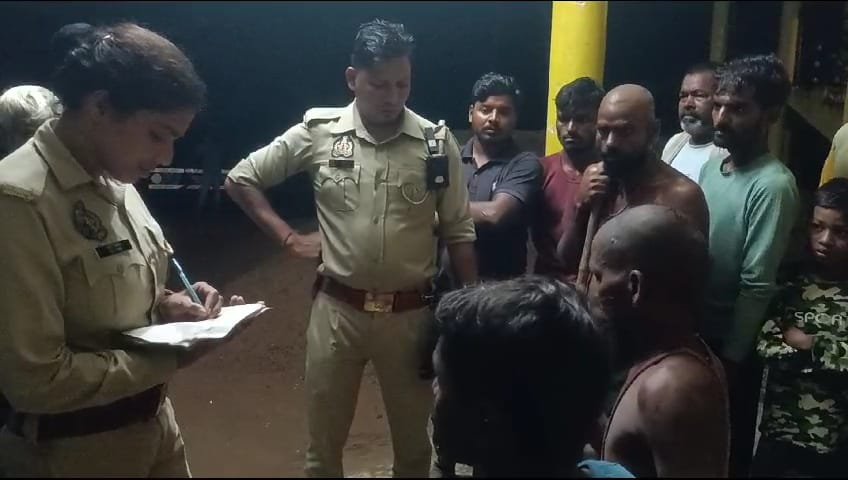 Raibareli-घर में घुसे युवक को चोर समझ कर ग्रामीणों ने दौडाकर पकड़ा 