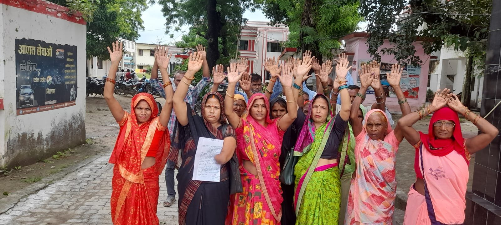 रायबरेली-अंबेडकर पार्क की आवंटित जमीन पर अतिक्रमण हटाने को ग्रामीणों ने किया प्रदर्शन