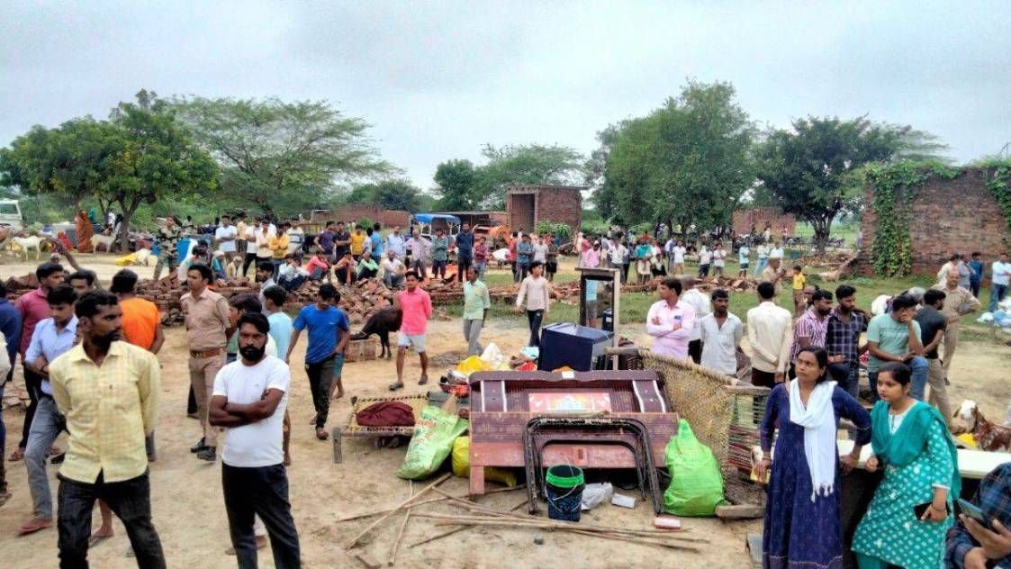 यूपी में अधिकारियों के सामने लेखपालों को दौड़ा-दौड़ाकर पीटा, अखिलेश की टिप्पणी के बाद गरमाया अतिक्रमण का मामला