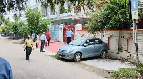 लखनऊ मे विजिलेंस की बड़ी कार्रवाई, आय से अधिक संपत्ति के मामलों में पांच अफसरों के ठिकानों पर छापेमारी