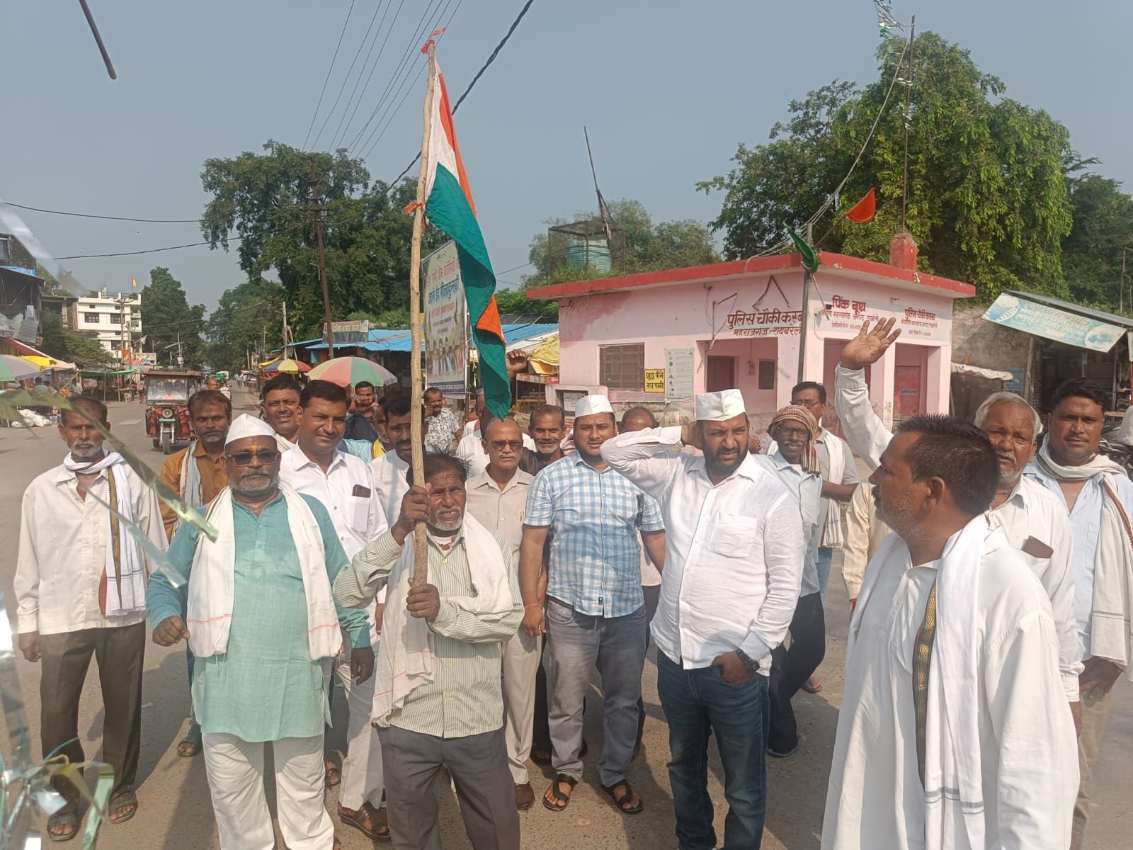 Raibareli-महत्मा गांधी व लाल बहादुर शास्त्री की प्रतिमा पर अर्पित की गई पुष्पांजलि