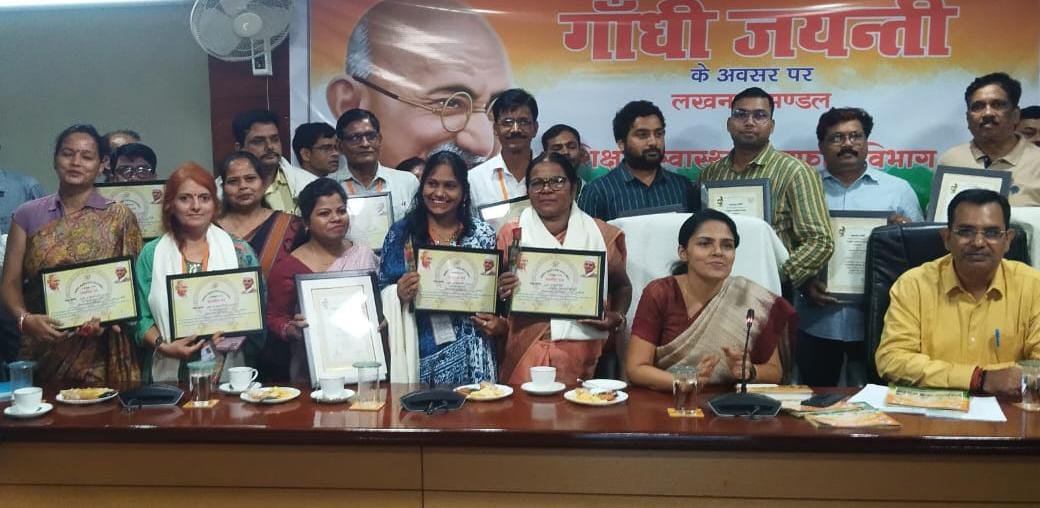 मंडलायुक्त ने शिक्षक राघवेंद्र और सावित्री को किया सम्मानित