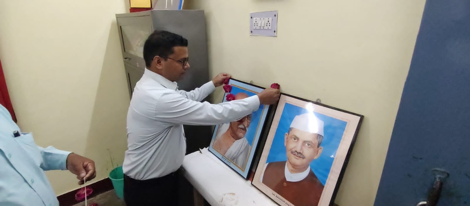 Raibareli-सूचना कार्यालय में मनाई गई गांधी व शास्त्री जी की जयंती