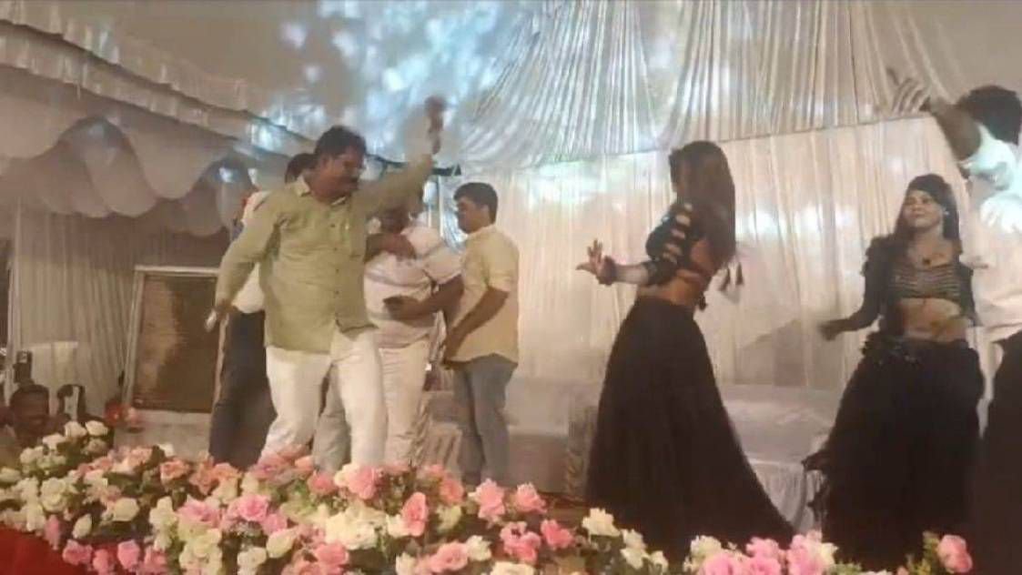 यूपी में तहसीलदार के विदाई समारोह में मंच पर नाचीं डांसर, होश खो बैठे कई सरकारी कर्मचारी; VIDEO वायरल