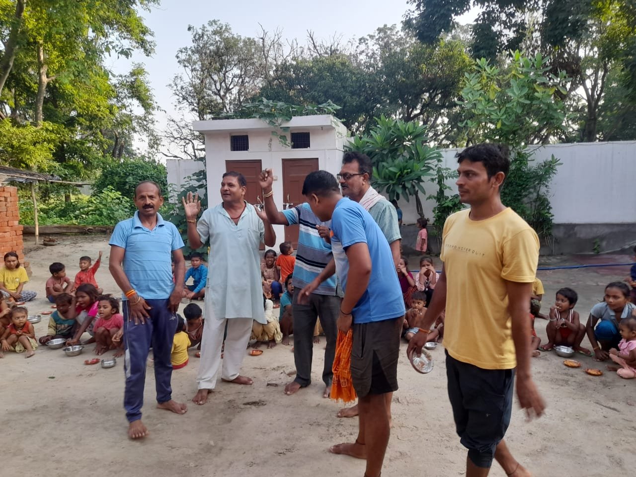 Raibareli-मरी माता मंदिर में कराया गया कन्या भोज