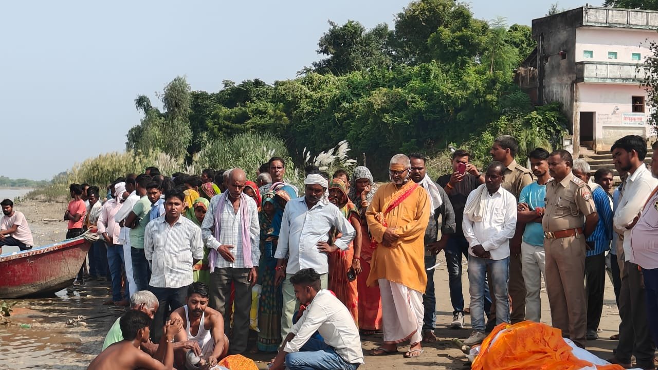 Raibareli-एक साथ पंचतत्व में विलीन हुआ अमेठी हत्याकांड में मृत शिक्षक का परिवार 