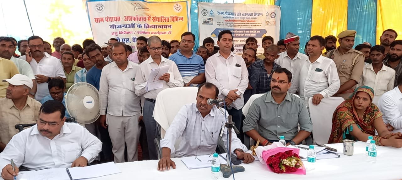 Raibareli-अशर्फाबाद गाँव की चौपाल में पहुंचे जिले के नोडल अधिकारी ने जानी विकास की हक़ीक़त