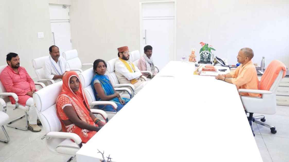 सरकारी नौकरी, आयुष्मान कार्ड, पांच बीघा जमीन.अमेठी मर्डर केस के पीड़ितों के लिए मुख्यमंत्री योगी का बड़ा ऐलान