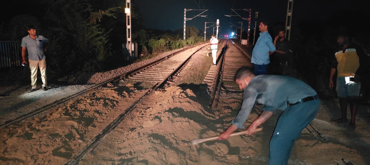 रायबरेली: रेलवे ट्रैक पर लगा मिट्टी का ढेर, डिरेल होने से बची ट्रेन, चालक की सूझबूझ से टला हादसा