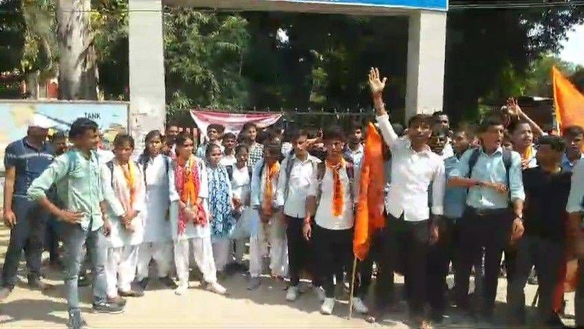 Raibareli-नाराज छात्र-छात्राओं ने कलेक्ट्रेट के गेट पर काटा हंगामा