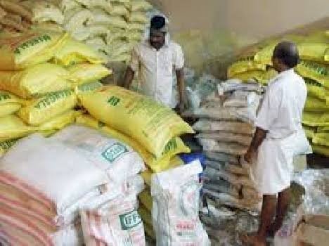 Raibareli-सचिव ने डकारे 12 लाख, खाद का संकट