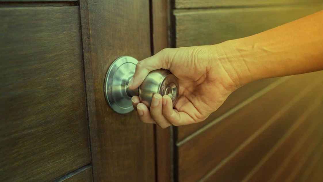 पत्नी जल्दी सो गई तो पति चला गया साली के कमरे में, देर रात जब बहन की आईं आवाज तो हांफते हुए अंदर घुसी महिला- नजारा देख उड़े होश