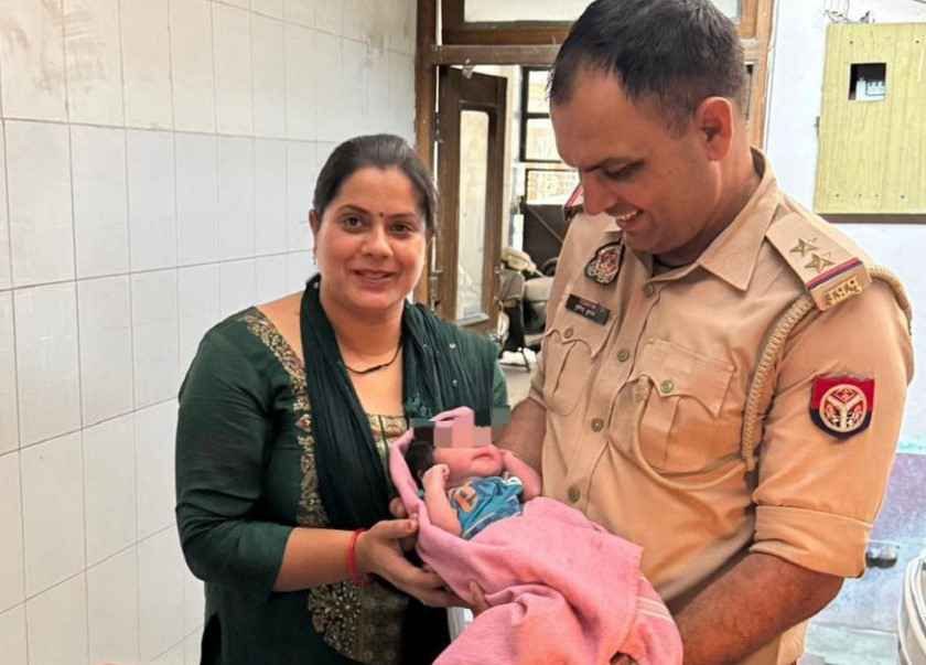 नवजात बच्ची झाड़ियों में मिली, गाजियाबाद पुलिस उप निरीक्षक ने लिया गोद