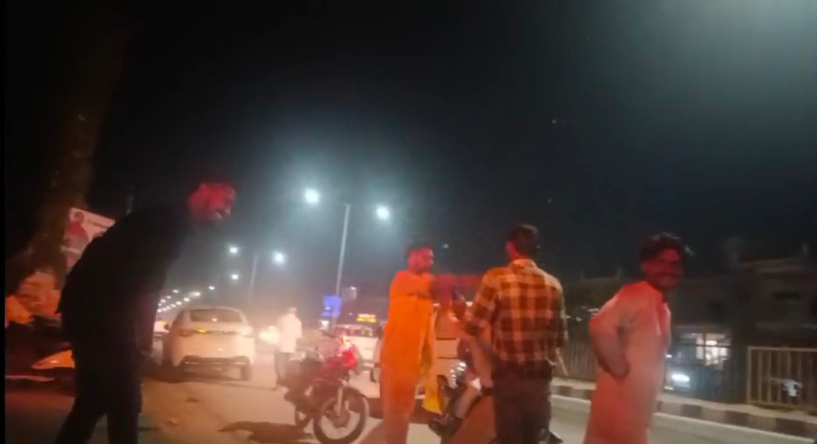 Raibareli-पुलिस चौकी से चंद कदमों की दूरी पर शराबियों का तांडव