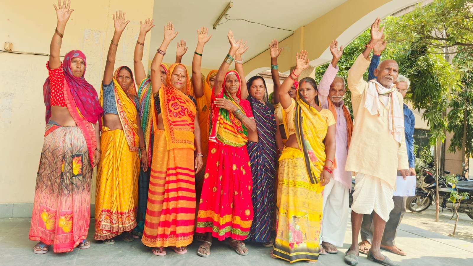 रायबरेली-जल निकासी की नाली अवरुद्ध , तहसील पहुंचे ग्रामीणों ने सौंपा ज्ञापन