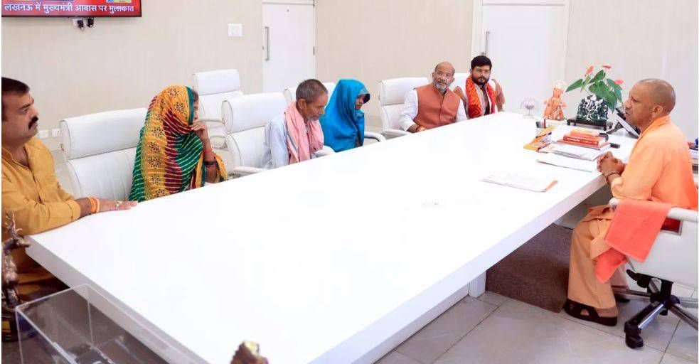 : गोपाल मिश्रा के परिवार को योगी सरकार ने मुआवजे का किया ऐलान, सरकारी नौकरी, घर ,10 लाख और आयुष्मान कार्ड