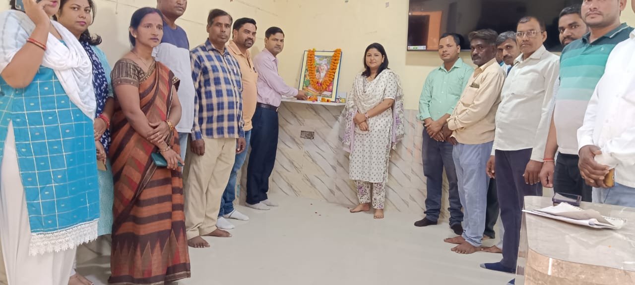 Raibareli-विकासखंड परिसर में मनाई गई महर्षि वाल्मीकि जयंती