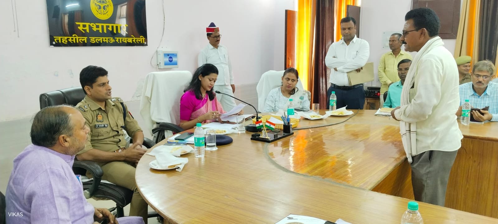 Raibareli-समाधान दिवस पर जिलाधिकारी ने सुनी लोगों की समस्याएं
