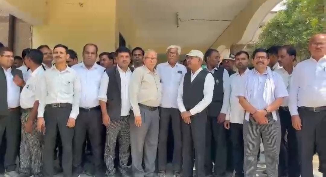 रायबरेली-बार एसोसिएशन का आरोप तहसील के सभी न्यायालय कर रहे मनमानी किया प्रदर्शन 