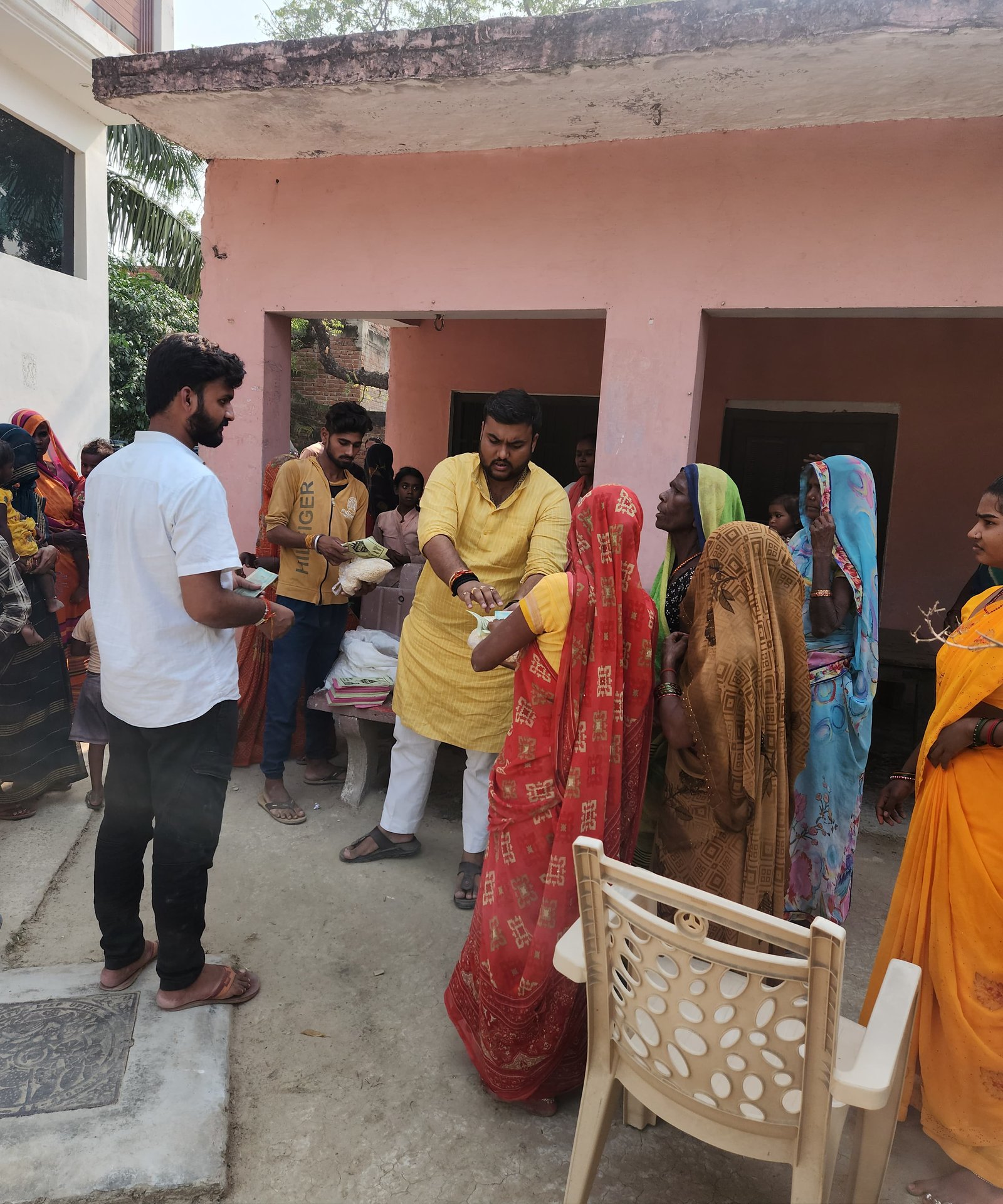 रायबरेली में बीजेपी नेता अनुष्ठान सिंह जहाजी ने ग्रामीणों को दिया उपहार