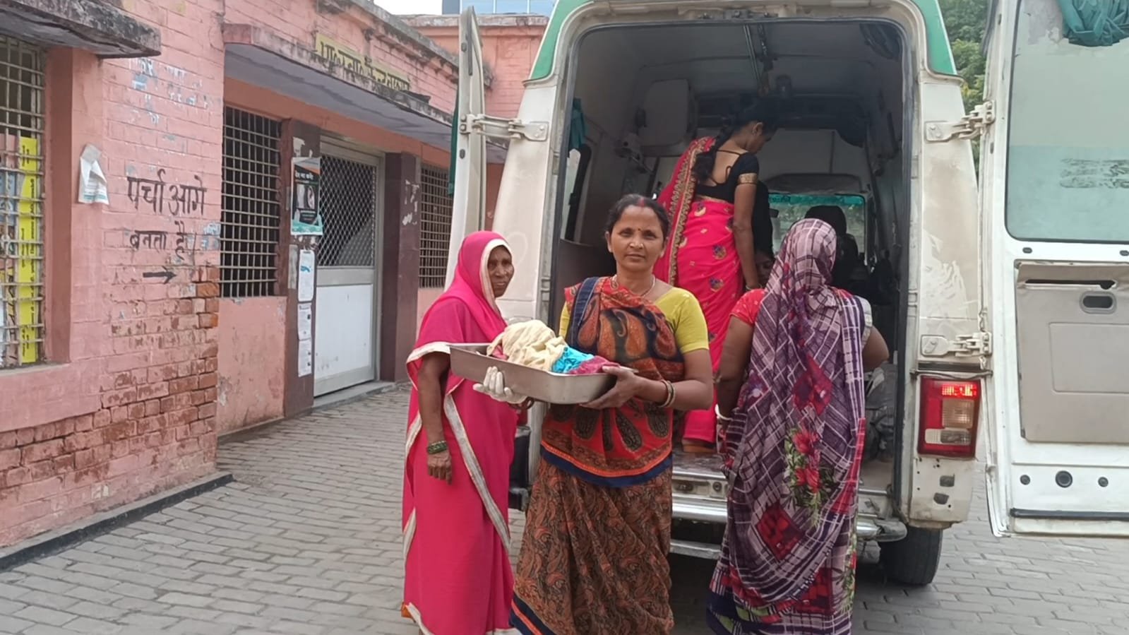 Raibareli-ई एमटी व चालक की सूझबूझ से एंबुलेंस के अंदर ही प्रसूता ने दिया बच्ची को जन्म