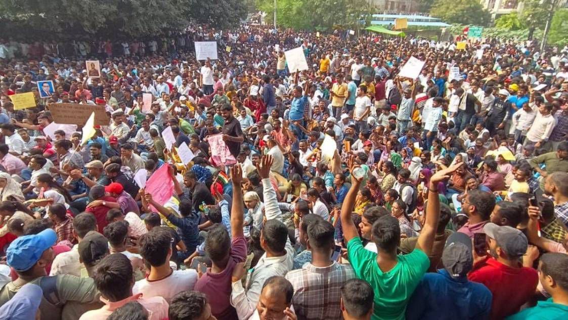 प्रयागराज में क्यों उग्र हुए छात्र? प्रदर्शन शुरू होने से पुलिस के लाठीचार्ज तक, PHOTOS में समझें पूरा मामला