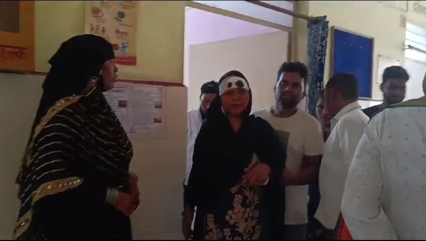 Raibareli-कुएं के पास गाड़ी खड़ी करने को लेकर हुई दो पक्षों में हुई मारपीट, तीन घायल