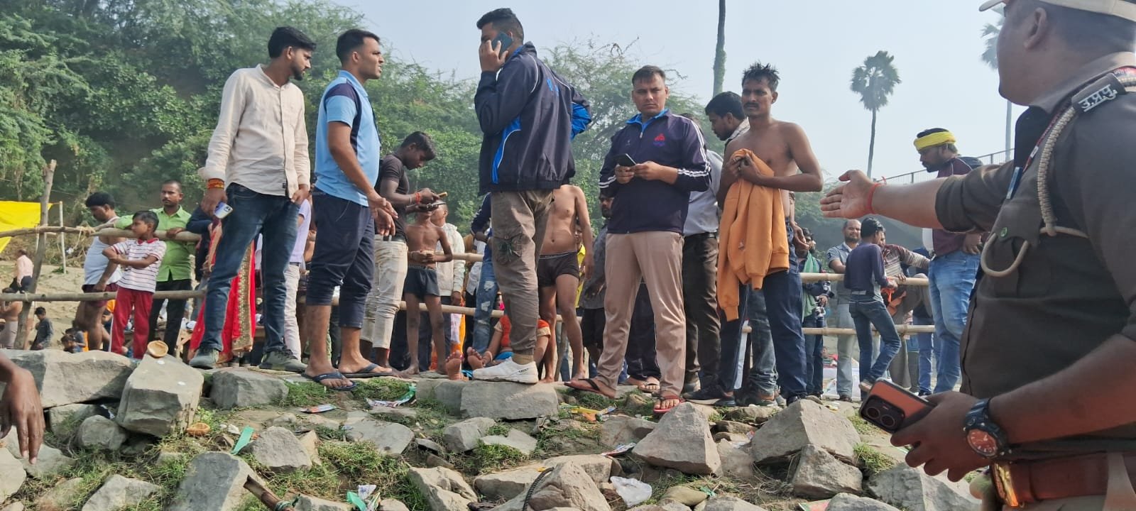गंगा पार स्नान कर रहे है श्रद्धालु गंगा नदी में डूबे डलमऊ घाट पर बरामद हुआ शव
