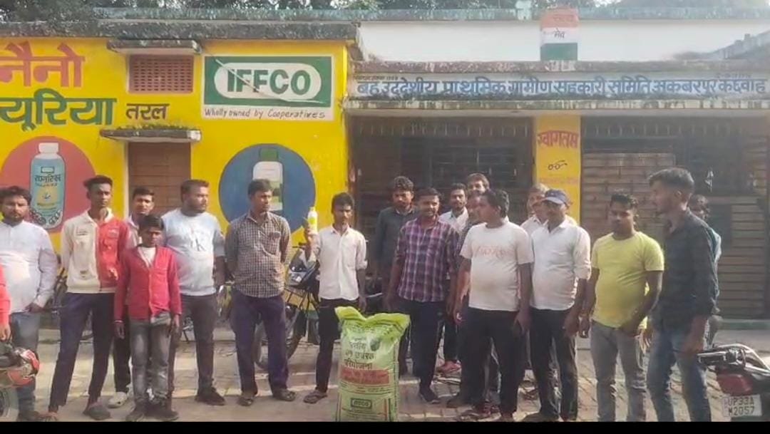 रायबरेली में महंगे दामो में सरकारी समितियों में बेची का रही है खाद-आरोप वीडीओ वायरल