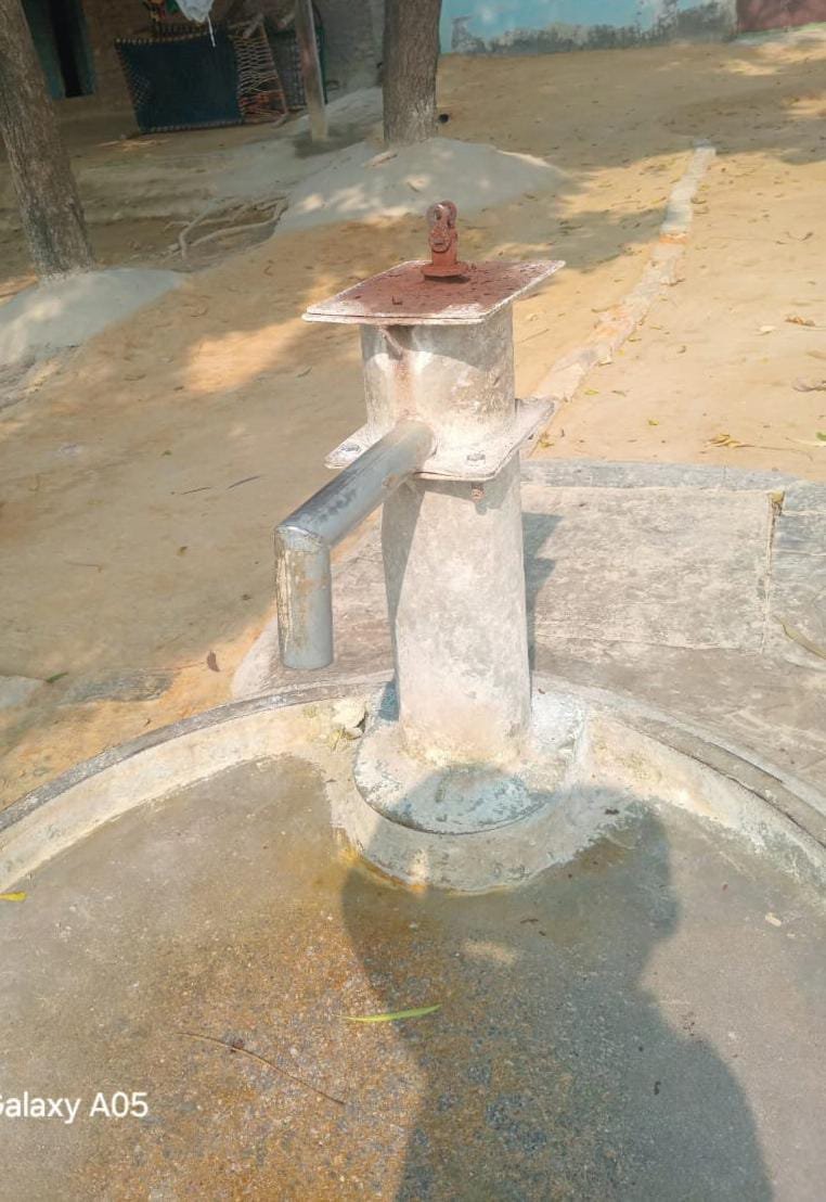 रायबरेली-खोल ले गए हैंड पाइप , बूंद बूंद पानी को तरस रहे लोग 