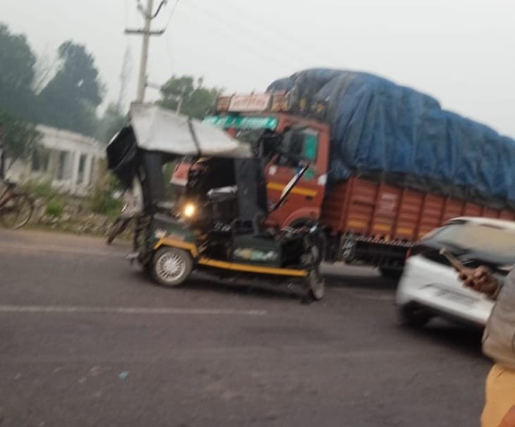 रायबरेली में भीषण सड़क हादसा तेज रफ्तार ट्रक ने ऑटो को मारी जोरदार टक्कर