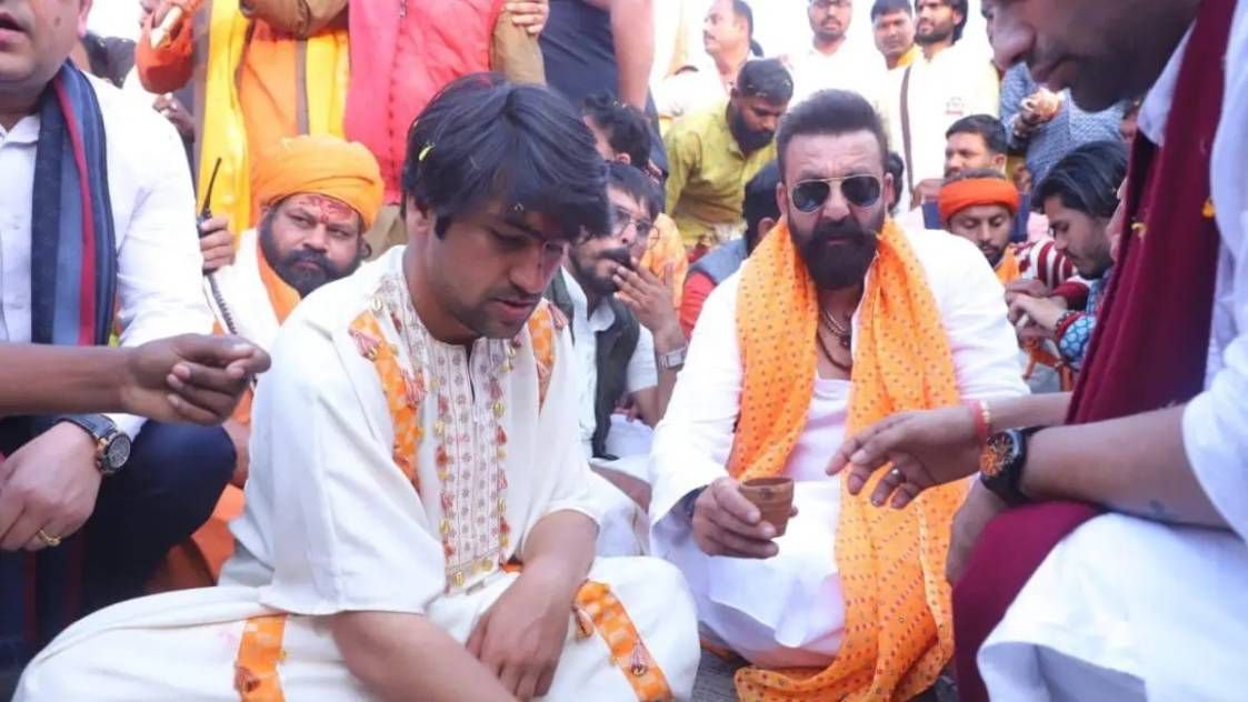 बागेश्वर बाबा की पदयात्रा: झांसी में धीरेंद्र शास्त्री पर फेंका मोबाइल, द ग्रेट खली ने चोटी पकड़कर साधु को उठाया