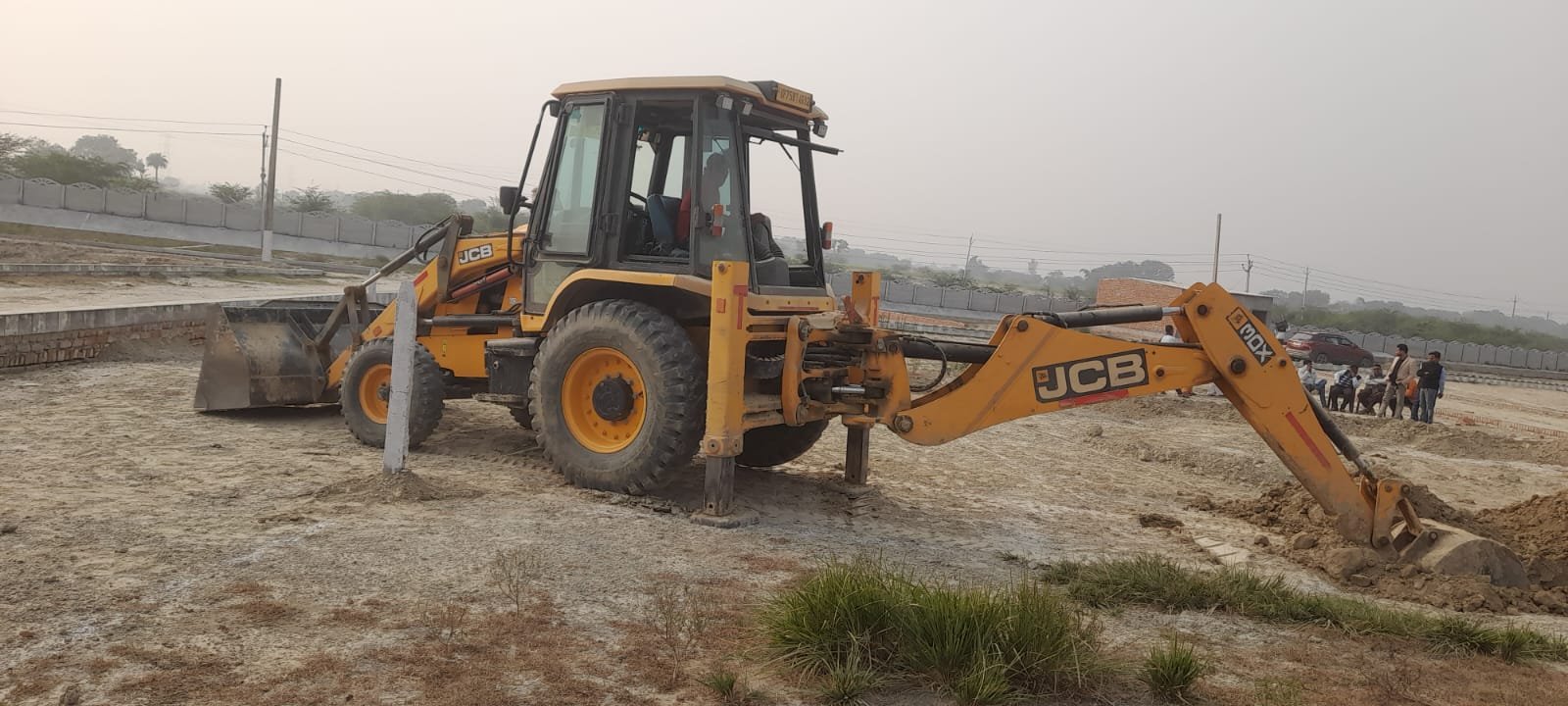 Raibareli-सीएचसी के पास की जमीन पर दूसरे दिन भी चला बुलडोजर , सुरक्षित की जा रही सरकारी जमीन