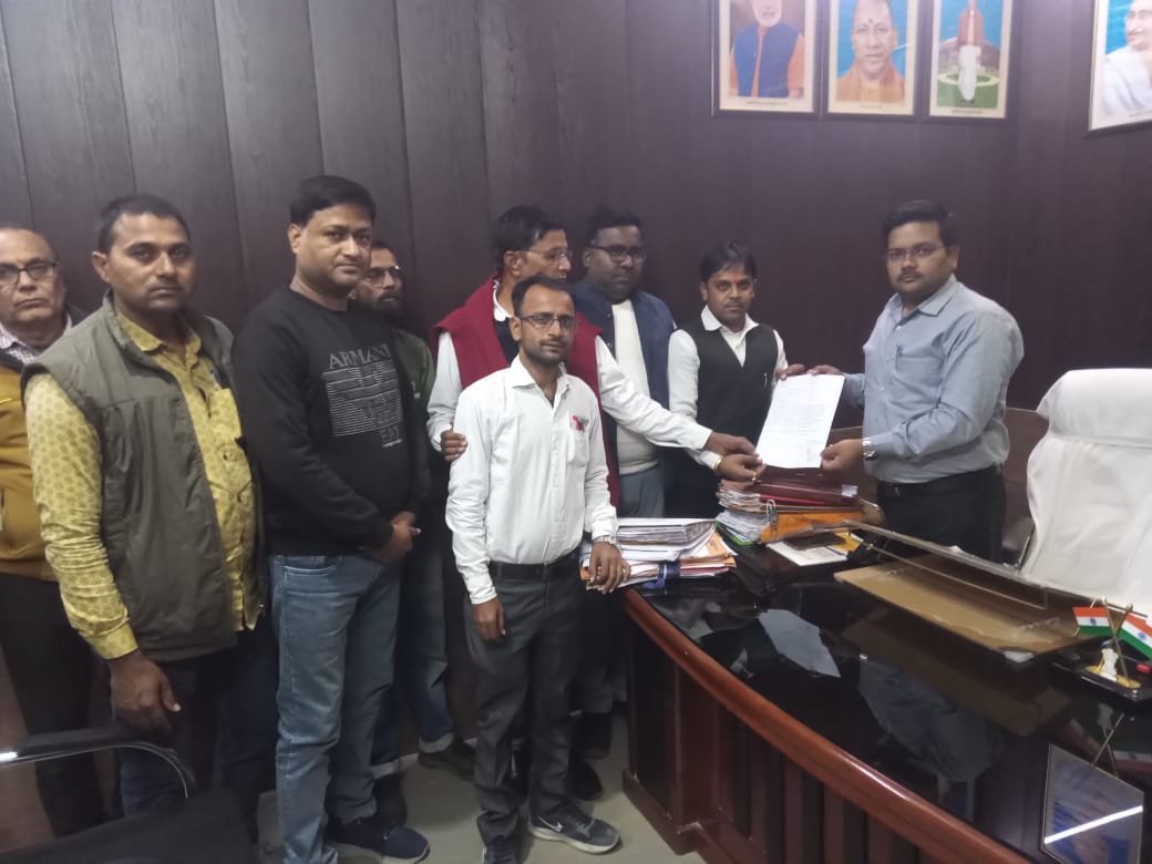 रायबरेली-दवा व्यवसायी के द्वारा पत्रकारों पर लगाए गए आरोपो पर पत्रकार संगठन नाराज सीएम को ज्ञापन भेज निष्पक्ष जांच की मांग 