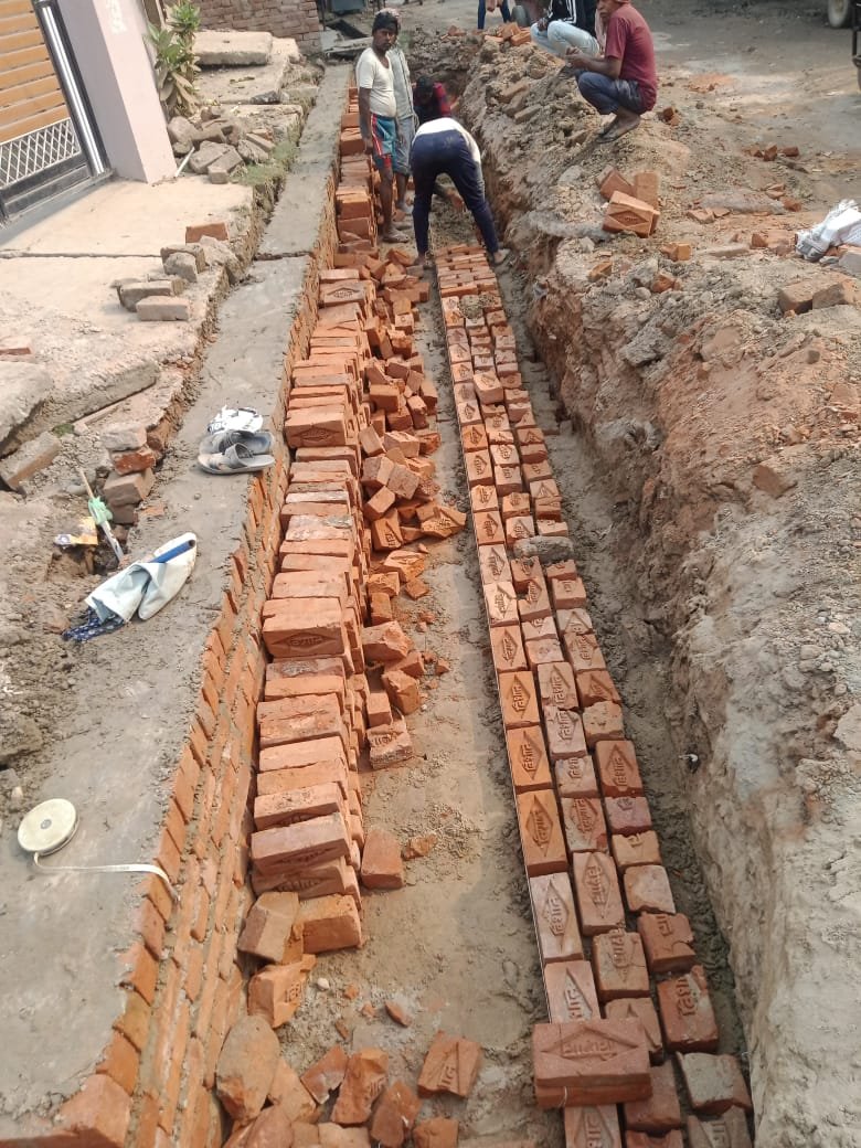 रायबरेली-नगर पंचायत के रेलवे स्टेशन रोड पर पीले ईंटों से हो रहा नाला निर्माण 