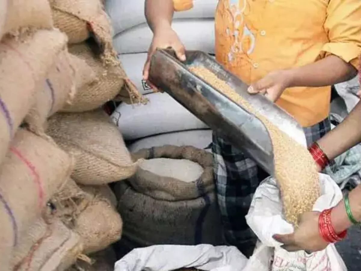 रायबरेली-उसरैना गाँव में खाद्यान्न की कालाबाजारी करने के आरोप, कोटेदार के खिलाफ रिपोर्ट दर्ज,,, 